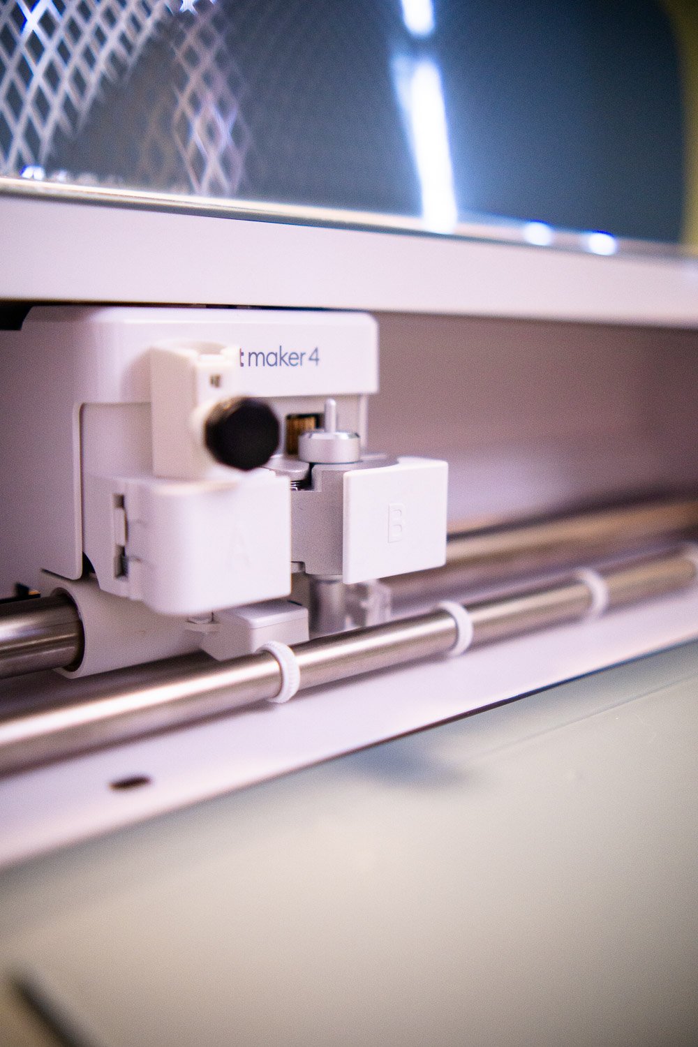 Macchina Cricut in funzione durante la realizzazione di un progetto di paper design nel Craft Studio.