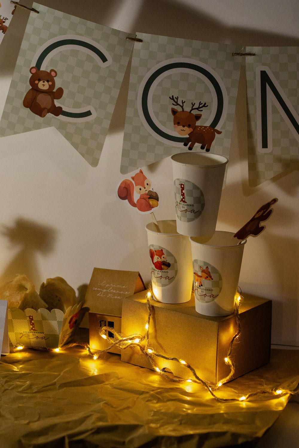 Set di event stationery personalizzato per compleanno, con coni illustrati e decorazioni create da Graphoenicks.