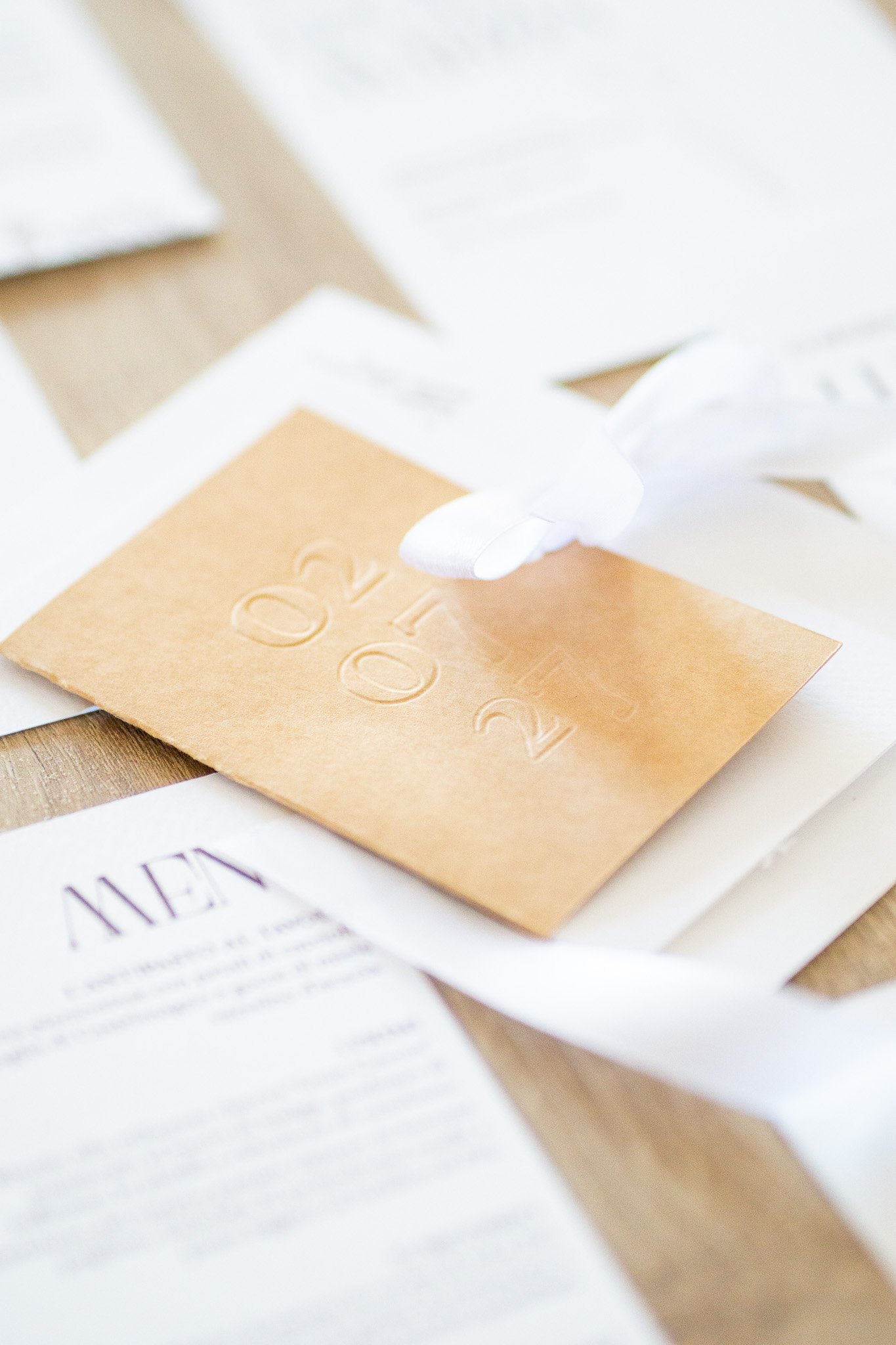 Partecipazione matrimonio personalizzata con campioni colore, carta lavorata e coordinato grafico su misura.