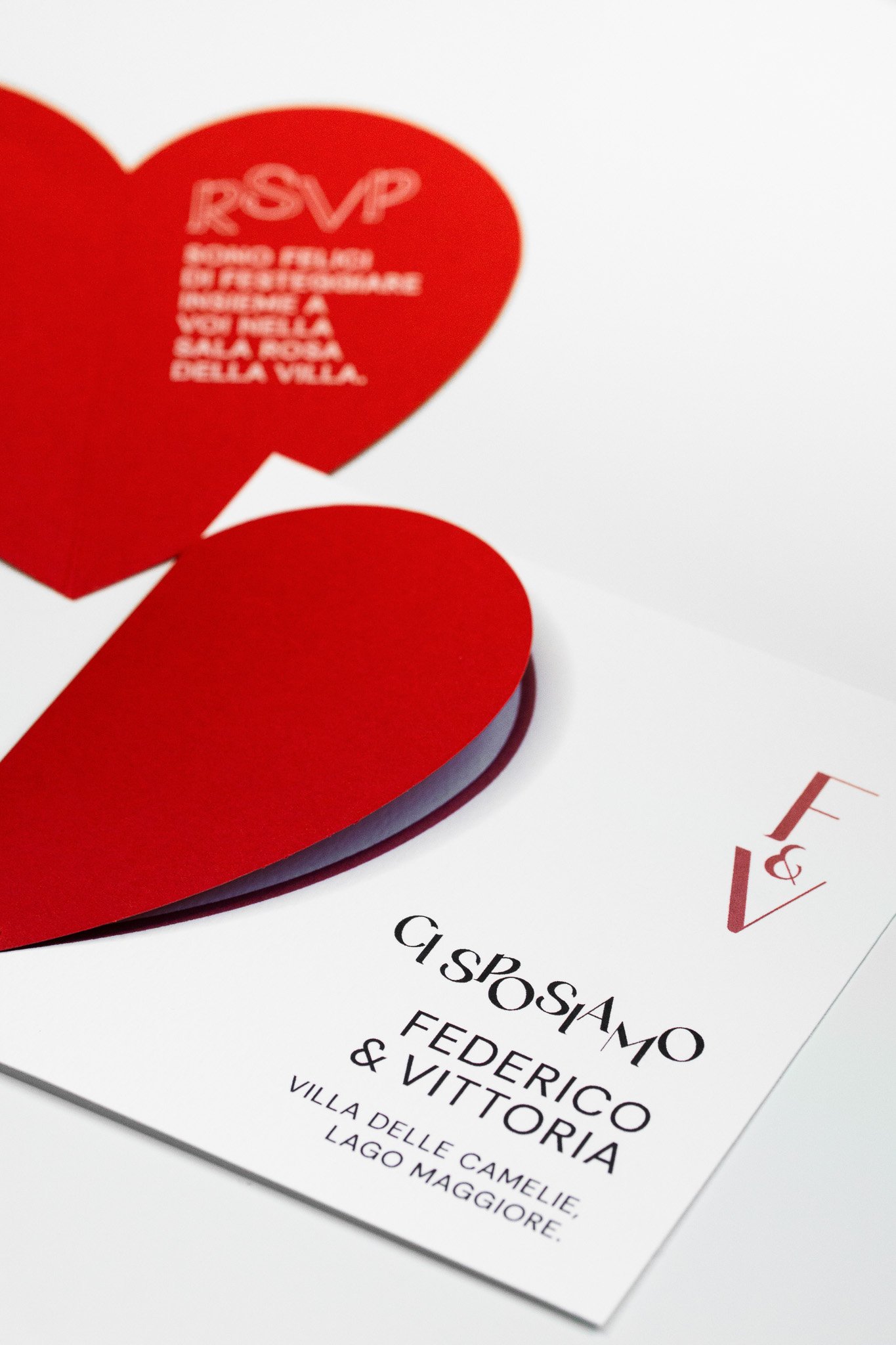 Macchina Cricut in funzione durante la realizzazione di un progetto di paper design nel Craft Studio.