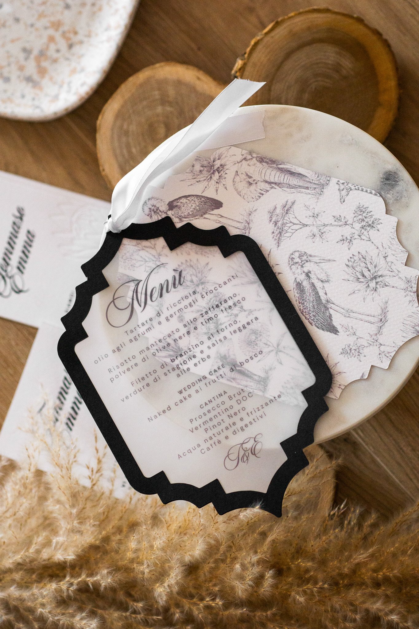 Partecipazione matrimonio elegante con invito personalizzato, busta sagomata e dettagli in carta lavorata realizzati a mano.